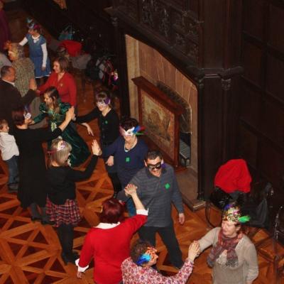 Tańczący w parach dorośli w sali balowej pałacu Herbsta